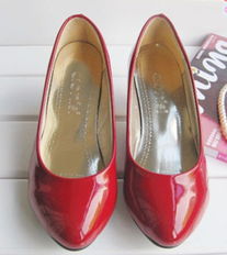 氣質(zhì)優(yōu)雅，步履生姿——新款中跟女式單鞋批發(fā)指南